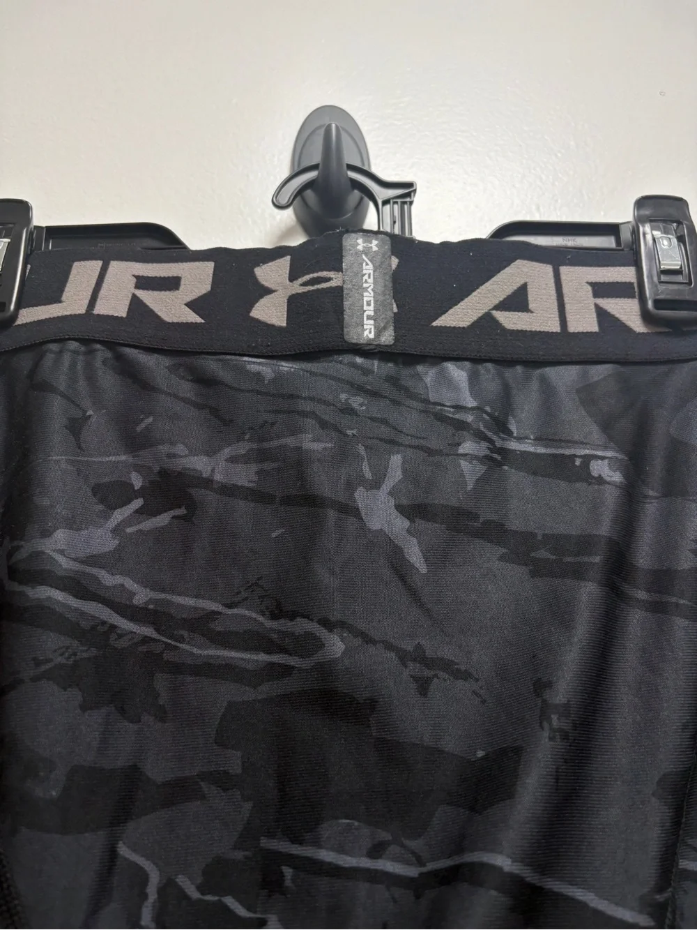 Under Armour Men’s Black Camo Compression Compression Tights | L | winter sport